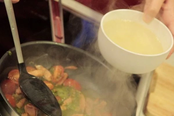 Влить жирные сливки. Проварить 4-5 минут до загустения сливок.Добавить  натертый на мелкой терке сыр, соус песто, перемешать и снять.