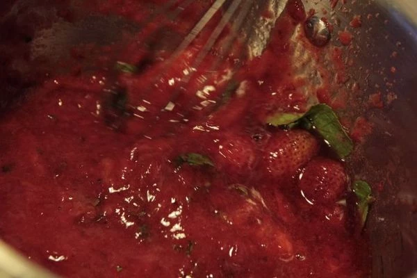 Сформировать из орехово-сливочной массы колбаску, завернуть в пищевую пленку и убрать в морозилку на 30 минут.