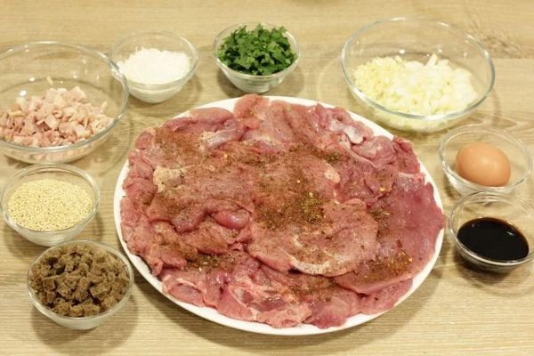 Бедро индейки зачистить от жилок, отбить кухонным молотком, накрыв пищевой пленкой. Посолить, сбрызнуть бальзамическим уксусом.