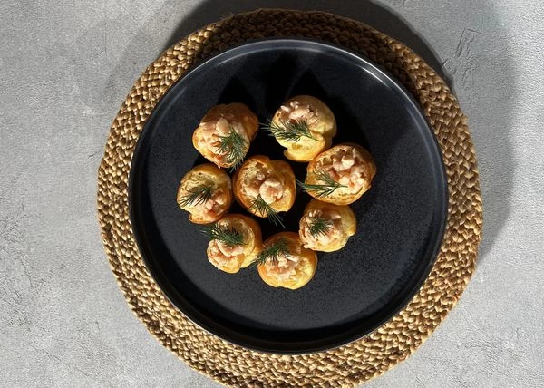 Наполнить начинкой. Оформить укропом. Приятного аппетита!