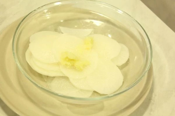 В теплой воде растворить морскую соль, опустить пластинки дайкона на 1 час.