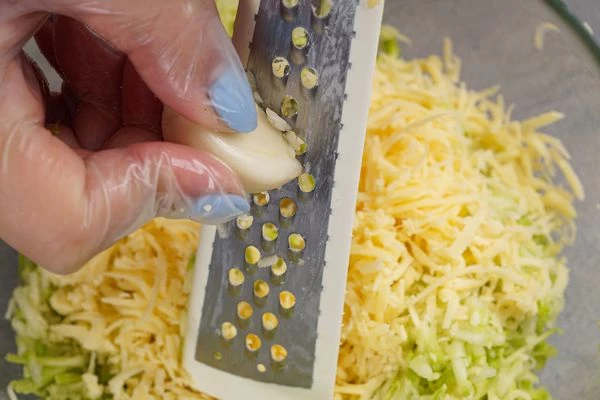 На мелкой терке натереть 1 зубчик чеснока.