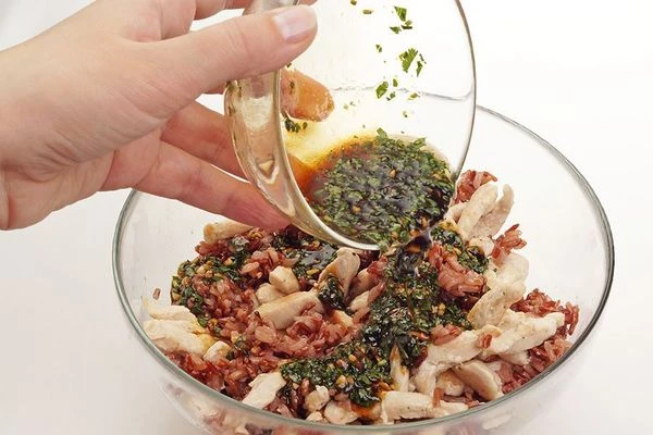 Для заправки: смешать кунжутное масло, соевый соус, мелко нарезанный чеснок, кинзу и сахар. Заправить рис с курицей, дать настояться 7-8 минут.