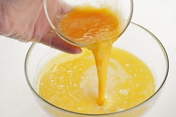 К получившейся смеси влить взбитые 2 яйца. Хорошо перемешать.