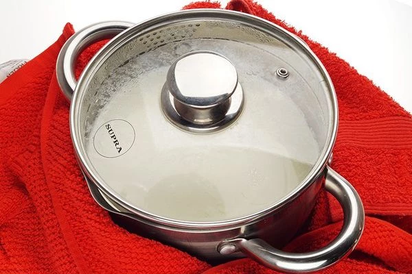 Завернуть посуду в полотенце и оставить на 8-10 часов в теплом месте или использовать йогуртницу.