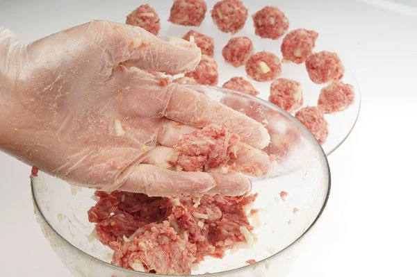 Скатать из фарша небольшие колобки.