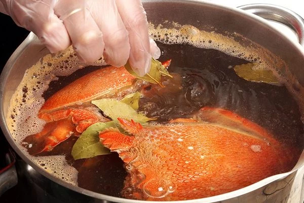 Варить краба 15-20 минут на среднем огне, за 5-6 минут до готовности добавить лавровый лист.