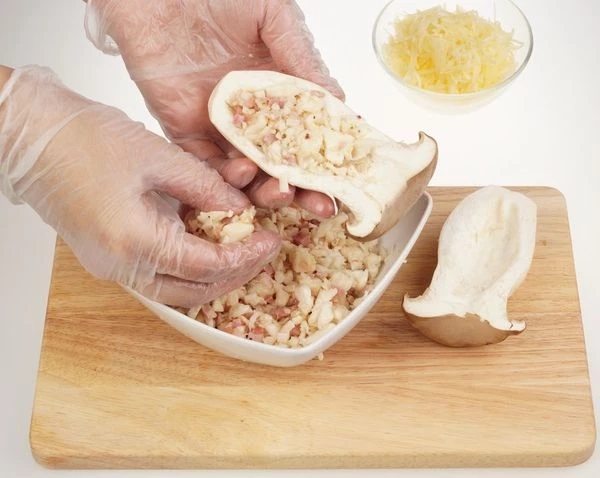 Нафаршировать смесью грудинки и мягкого сыра.