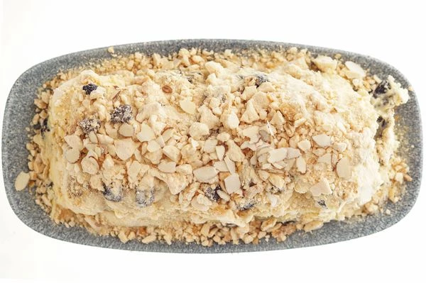 Чтобы крем быстрее охладился, можно поставить торт-пирожное в морозилку, минут на 30.