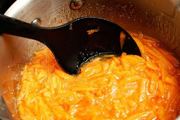 К цитрусовому соку добавить тыкву, соль, сахар и варить до прозрачности тыквы. Масса должна увариться в 2 раза.