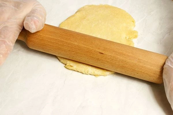 Готовое тесто тонко раскатать (примерно 2-3 мм. толщиной).