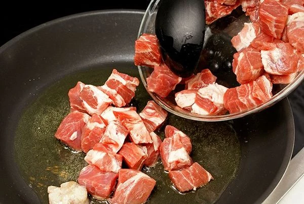 На разогретой с оливковым маслом сковороде обжарить мясо.