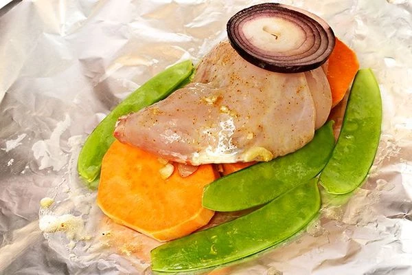 На картофель положить маринованную ножку кролика.