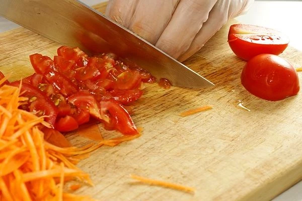 Морковь и помидоры нарезать соломкой.