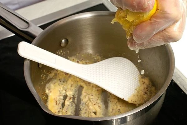 Выжать в яичную смесь сок лимона, добавить оставшуюся воду и довести до кипения, постоянно помешивая.