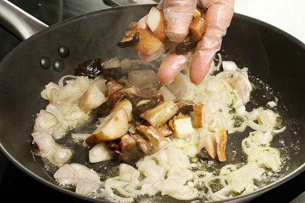 Растопить сливочное масло на разогретой сковороде, обжарить лук шалот 2-3 минуты, добавить грибы. Жарить до выкипания грибного сока, посолить, поперчить по вкусу.