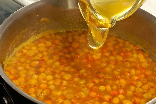 Добавить мед, снять с огня, накрыть крышкой и дать настояться 15-20 минут.