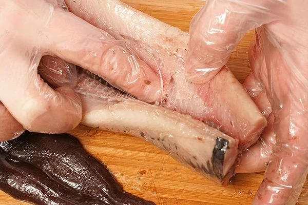 Начиная с хребта, аккуратно снять мясо с костей.