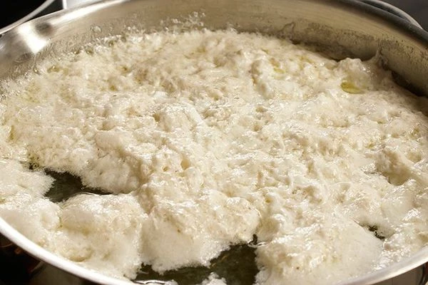 Довести до кипения, чтобы белок весь поднялся вверх. Снять с огня и дать постоять 7-8 минут.