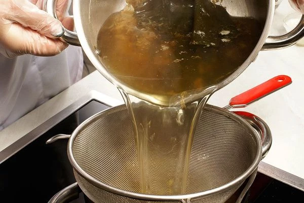 Процедить бульон.