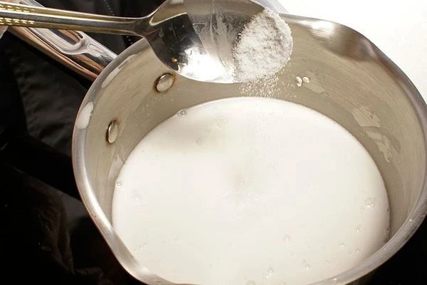 Посолить по вкусу. Довести до кипения, поварить 3-4 минуты. Затем закрыть кастрюлю крышкой и убавить огонь до минимума. Варить до готовности риса (20-30 минут).