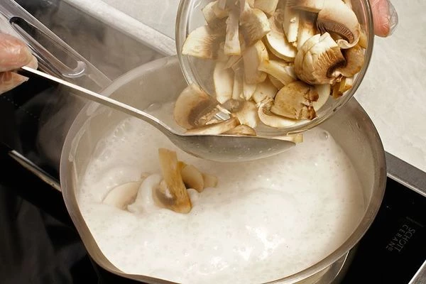 Затем добавить шампиньоны и проварить 5-7 минут.