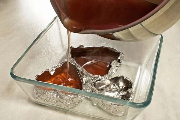 Разлить желе по формам и поставить в холодильник на 50-60 минут до полного застывания.