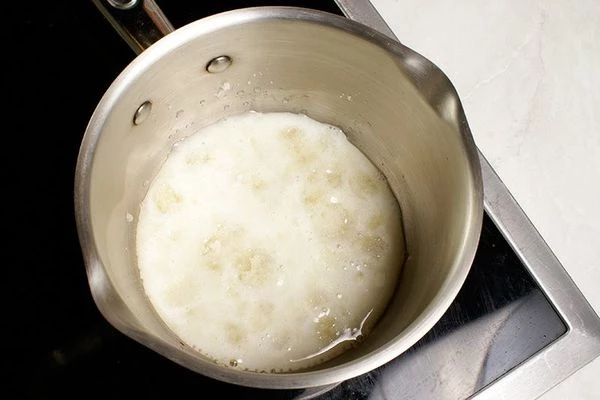 На слабом огне растворить желатин с молоком, не доводя до кипения.