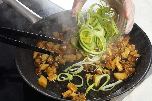 Затем добавить  к грибам нарезанный лук, жарить еще 2-3 минуты, посолить, поперчить по вкусу. Снять с огня.