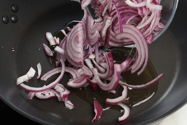 На разогретой с растительным маслом сковороде обжарить лук до золотистого цвета.