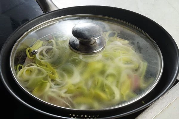 Готовить при закрытой крышке на среднем огне примерно 20 минут.