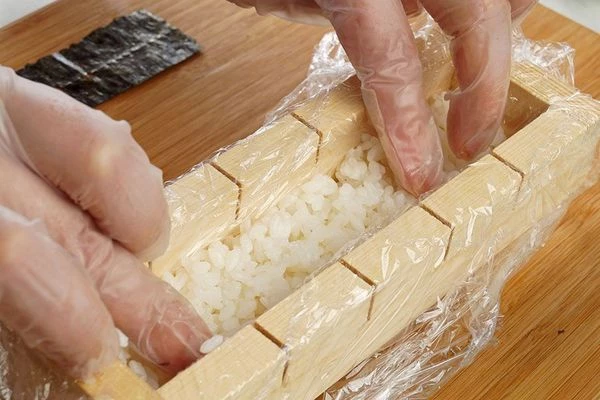 Подготовленный рис выложить в формовку слоем 1-1,5 см.