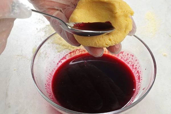 Подкрасить тесто натуральным соком свеклы.