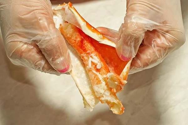 Вынуть мясо. Удалить хитиновые пластины.