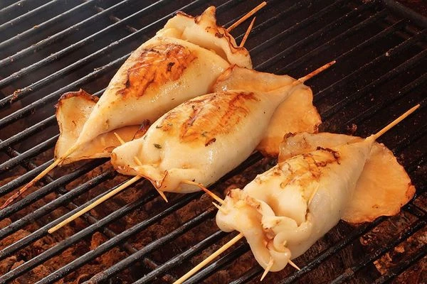 По желанию, подготовить тушки кальмаров, как в рецепте Кальмар-гриль фаршированный http://www.delikateska.ru/recipes/kalmar-gril-farshirovannyi-2650.