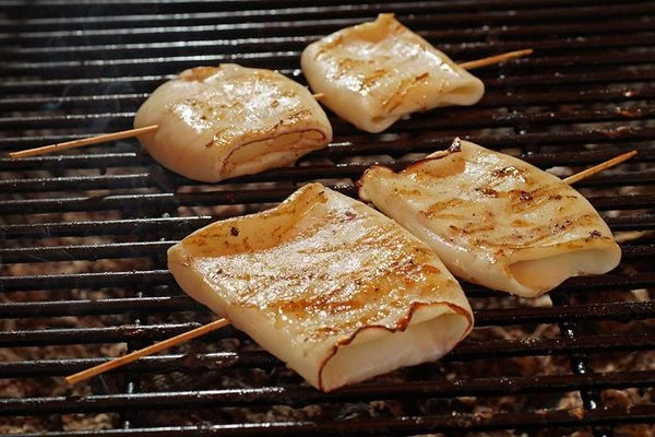 Не пережаривайте кальмара, иначе он будет резиновым.