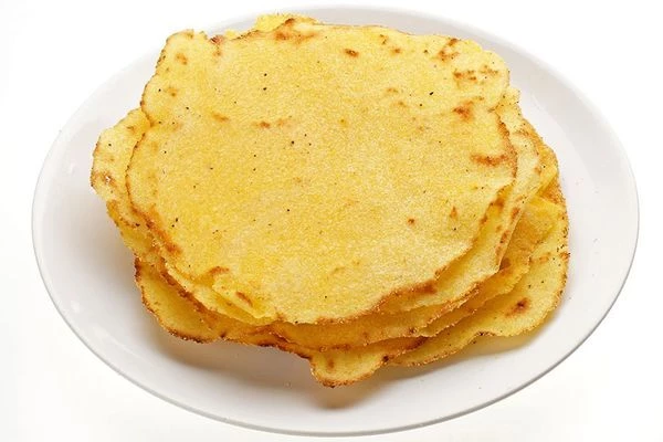 Раскатать шарики в тонкие лепешки, толщиной 3-4 мм. Обжарить на разогретой с небольшим количеством масла сковороде до золотистого цвета. Переложить на бумажное полотенце, чтобы убрать лишнее масло.