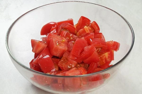 Нарезать небольшими кубиками, переложить в глубокую чашку.