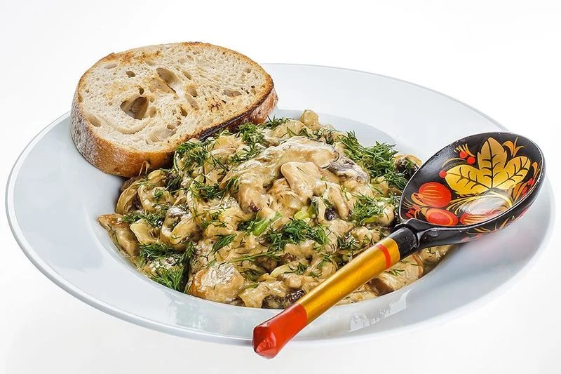 Белые грибы тушеные в сметане