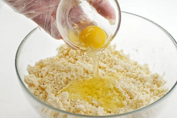 Добавить яйцо и воду.