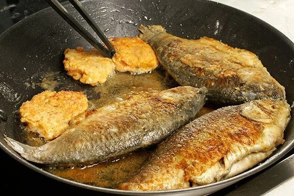 Так же, можно запанировать икру и обжарить  вместе с карасями на одной сковороде.