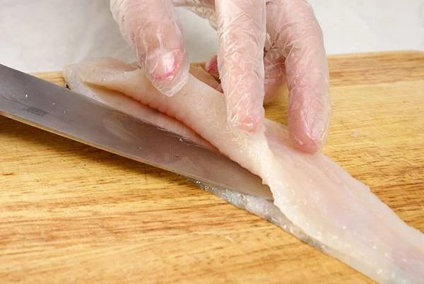 Филе судака разморозить естественным способом на нижней полке холодильника, удалить реберные кости. Сделать надрез в виде "кармана".