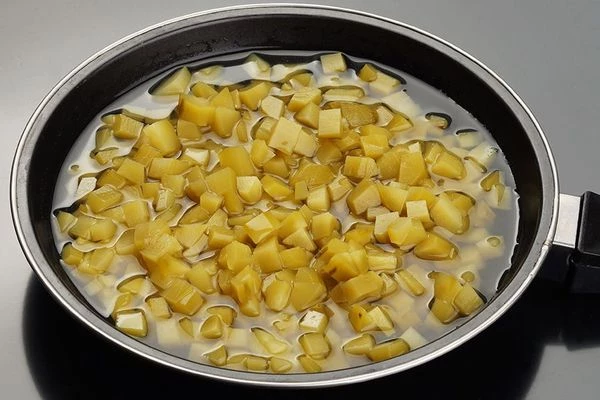 Огурцы припустить в небольшом количестве рассола 2-3 минуты. Если огурцы очень соленые, то можно добавить вместо рассола бульон.