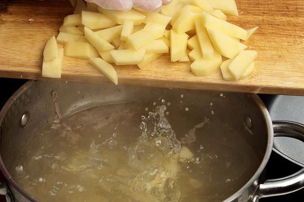 В кипящий бульон добавить картофель.