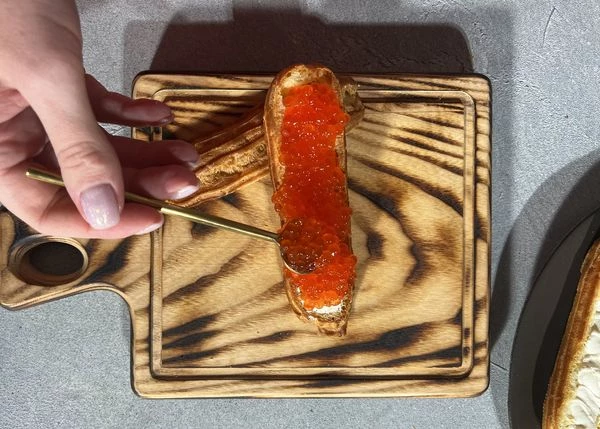 На одну часть эклеров выложить икру.