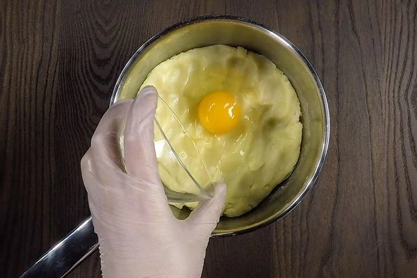 Далее вбить в тесто яйца, по 1 штуке (смотрим на консистенцию, тесто не должно быть жидким). 