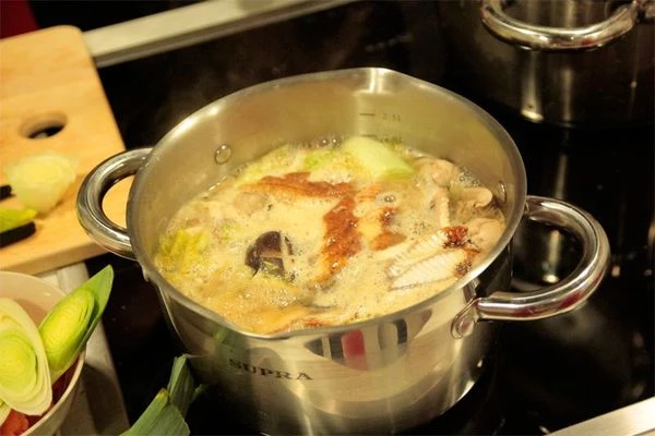 В котелок выложить капусту китайскую, лапшу,грибы, творог тофу, угря. Залить бульоном. Варить примерно 10 минут, до мягкости капусты.