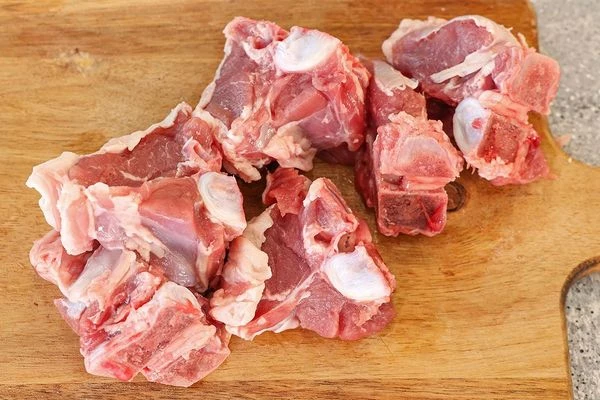 Седло ягненка разморозить на нижней полке холодильника, вымыть, нарезать, посолить и поперчить.