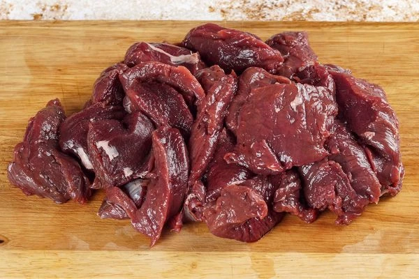 Нарезать крупными полосками.