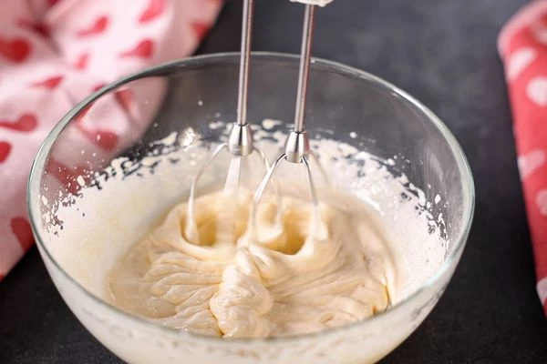 Яйца взбить с сахаром в пышную массу.